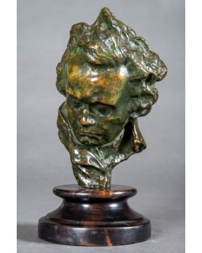 713-ATRIBUIDO A ALFREDO PINA (1887-1966) "Beethoven" Escultura en bronce patinado sobre peana de madera. Altura: 32 cm.   PROCEDENCIA: Sotheby's, New 