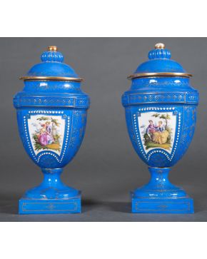 535-Pareja de jarrones en porcelana de estilo Sévres azul cobalto con escenas galantes esmaltadas en reserva y decoración dorada en base, depósito y t