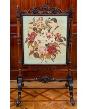 570-Paravant Regencia, c. 1820, en madera de palorosa con frontal en "petit point" y patas sobre ruedas. Medidas: 128 x 74 cm.