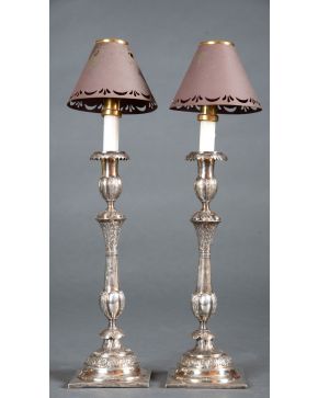 446-Pareja de candeleros para Sabbath en plata rusa punzonada, marcas de Zhitomir, c. 1859,  con decoración relevada de hojas. Altura: 35 cm. Peso tot