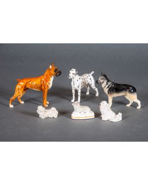 2225-Lote de perros en miniatura en porcelana centroeuropea esmaltada y vidriada .  Altura mayor: 18 cm.