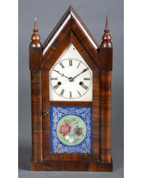 2221-Reloj de sobremesa estadounidense, ff. s. XIX, Jerome & Co New Haven Cot", de estilo gótico en madera con decoración floral pintada bajo vidrio. 