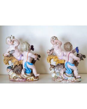 578-Dos centros de niños en porcelana de Meissen, época marcolini, s. XVIII. Con marcas.  Altura mayor: 23 cm.  