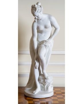 580-SIGUIENDO MODELOS DE CHRISTOPHE-GABRIEL ALLEGRAIN (1710 - 1795), S. XIX Venus en el baño" Escultura "biscuit" en porcelana de Sèvres. Firmado en l