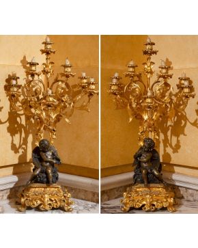 438-Pareja de candelabros de ocho luces, Francia, s. XIX, en bronce dorado al mercurio y pavonado con representación escultórica de Eros y Anteros sob