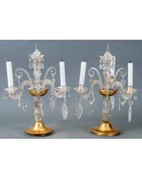 557-Pareja de candelabros en vidrio incoloro de La Granja, s. XIX, con decoración de grandes pandelocas y gotas.  Altura: 50 cm.