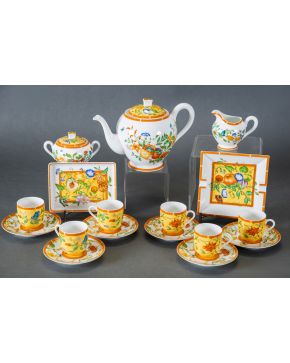 696-HERMÉS, PARIS. Colección La siesta" Juego de té en porcelana con decoración de insectos y flores compuesto por: tetera, azucarero, jarrita y seis 