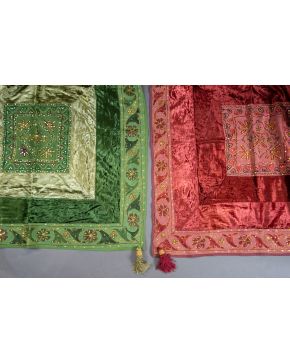 2243-Lote de dos textiles orientales bordados a mano con aplicaciones de lentejuelas sobre terciopelo y algodón en colores vino y verde con borlones y