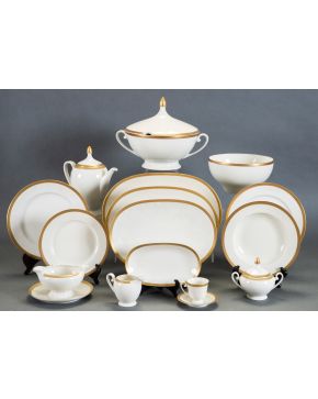 635-Completa vajilla para doce servicios en porcelana alemana con elegante friso dorado, años 70. Se compone de: 12 platos hondos, 24 platos llanos, 1