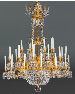 531-Importante lámpara de techo francesa de Baccarat de treinta y dos luces, c. 1890 y posterior, estilo Luis XVI con vástago central, cuerpo, brazos 