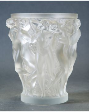 628-Gran jarrón en cristal incoloro esmerilado de Lalique con representación de bacantes en el depósito.  Medidas: 24 x 21 cm.