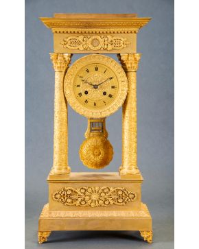 640-Reloj de pórtico en bronce dorado, Carlos X, Francia, C. 1830. Esfera enmarcada por columnas y frisos decorados con elementos vegetales y palmetas