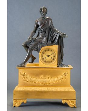 636-Gran reloj de sobremesa en bronce dorado y pavonado, Carlos X, Francia, C. 1830.  Sobre base rectangular decorada con guirnalda vegetal y palmetas