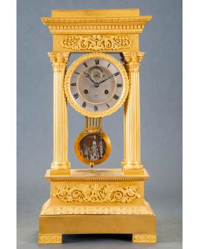 651-Reloj de pórtico en bronce dorado, Carlos X, Francia, C. 1830. Esfera, entre columnas, con numeración romana y mecanismo cuerda a llave. Decoració