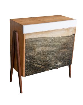 73-ANTONIO MURADO (Lugo 1964) Loma". 2014 Mueble de madera con placa de acrílico y serigrafía Firmado y fechado al dorso 2014 Pieza única Medidas: 96 