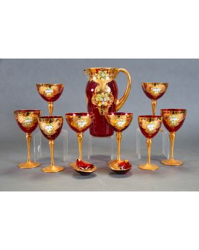 747-Cristalería de Murano compuesta por jarra, seis copas de champagne, seis copas de agua, seis copas de vino y dos ceniceritos, en cristal rojo rubí