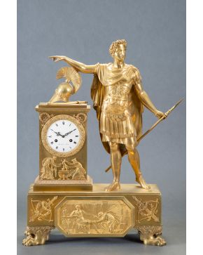 620-Gran reloj de sobremesa en bronce dorado, Carlos X, Francia, C. 1830. Esfera con numeración romana y mecanismo cuerda a llave. Firmada.  Escenas r