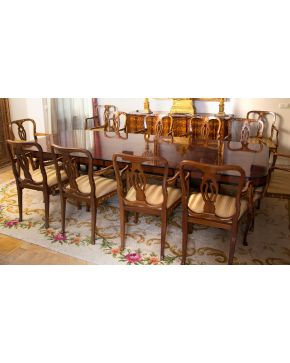 435-HERRAIZ Elegante juego de comedor de estilo holandés en madera formado por 12 sillones y gran mesa rectangular con faldón decorado y perfiles y fi