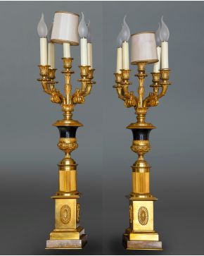 612-Pareja de candelabros de cinco luces de estilo neoclásico en bronce dorado y detalles en azul cobalto. Fuste en forma de copa clásica sobre base c