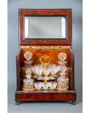 615-Caja licorera Napoleón III, Francia, s. XIX. En madera de raíz y perfiles ebonizados. Con cristal en tapa y laterales y al interior copitas de lic