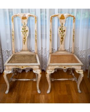 2123-Pareja de sillas de estilo andaluz en madera tallada y pintada en blanco con decoración de flores y asientos de rejilla.  Altura: 105 cm. 	 