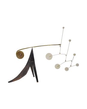 188-SIGUIENDO MODELOS DE ALEXANDER CALDER (Pensilvania 1898-Nueva York 1976) Mobile".  Escultura móvil en hierro pintado Medidas: 30 x 38,5 x 9,5 cm."