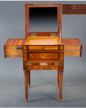 579-JEAN-FRANÇOISE LELEU, C, 1780. Table à écrire" En madera de tulípero y amaranto. Con tapa abatible y espejo al interior. Presenta dos cajones en e