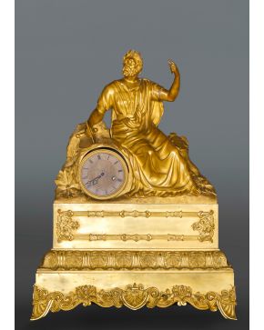 613-Reloj de sobremesa en bronce dorado, Francia, S. XIX. Esfera con numeración romana y mecanismo cuerda a llave. Firmada en la esfera: Georget? a Pa