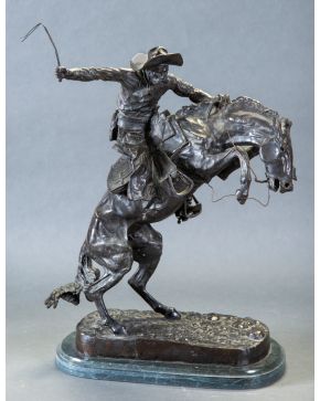 715-FREDERICK REMINGTON (1861-1909) Broncobuster" Escultura de bronce pavonado sobre base de mármol negro. Firmada en la base. Medidas: 60 x 26 x 44 c