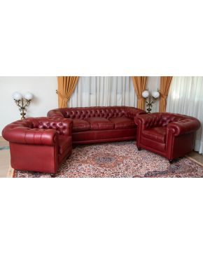 508-Tresillo "Chester" en piel granate con respaldo "capitoné".  Medidas sofá: 70 x 206 x 88 cm.  Medidas sillones: 69 x 103 x 94 cm. 