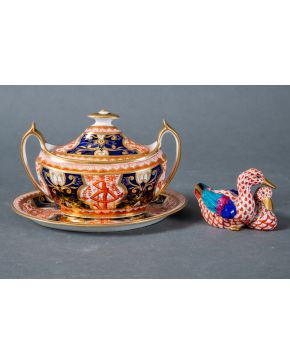 2248-Pareja de patos entrelazados en porcelana de Herend y salsera con tapa y plato en rojos y azules con perfiles en dorado.   