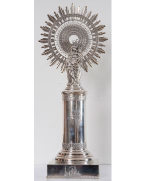 454-Imagen de la Virgen del Pilar en plata española punzonada con marcas de la Cruz de Malta.  Peso: 2.500 gr.  Altura: 68 cm. 