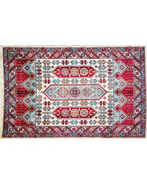 2154-Alfombra Kilim en lana con decoración geométrica en campo sobre fondo granate con bordura perimetral con motivos florales.  Medidas: 243 x 156 cm