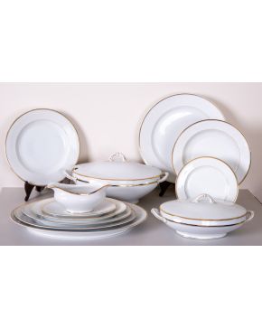 2189-Vajilla en porcelana blanca alemana Paul Muller con filo dorado compuesta por: 11 platos hondos, 30 platos llanos, 22 platos de postre, 4 bandeja