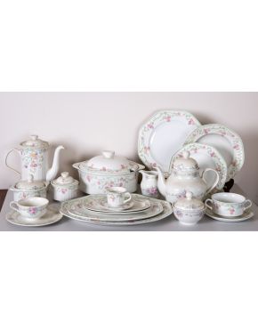 2190-Vajilla en porcelana blanca Pontesa, Royal China, con guirnalda de rosas y juego de café y té completos de doce servicios. Compuesta por: 11 taza