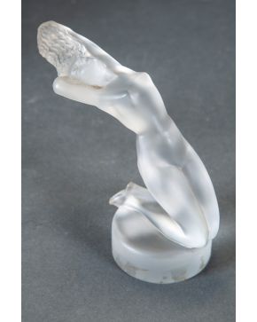 2226-LALIQUE Desnudo"  Escultura en cristal esmerilado. Con marcas. Altura: 13 cm "