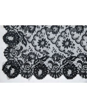 2237-Mantilla de blonda con motivos vegetales en color negro.  Medidas: 270 x 130 cm. 