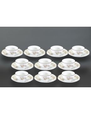 2191-Juego de 12 platitos y 10 tazas en porcelana de Hutschenreuther. Leves faltas.