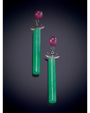 146-ELEGANTES PENDIENTES A MODO DE BARRITAS DE JADE QUE PENDEN DE UN CABUJÓN DE RUBÍ, UNA PEQUEÑA ESMERALDA Y UNA MONTURA DECORADA