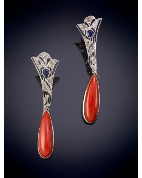 147-PENDIENTES, ESTILO ART-DECO, DE BRILLANTES CON ZAFIRO DEL QUE PENDE UNA LÁGRIMA DE CORAL ROJO MEDITERRÁNEO sobre una montura c