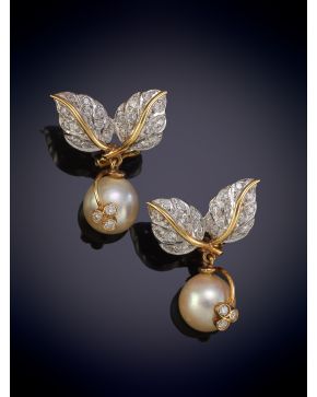 175-PENDIENTES COLGANTES HOJAS DE BRILLANTES CON PERLA CULTIVADA SOBRE UNA MONTURA DE ORO AMARILLO Y BLANCO DE 18K.