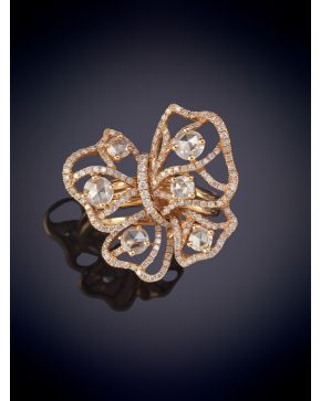 181-ELEGANTE SORTIJA LAZADA DECORADA POR DIAMANTES DE 1,40CT EN TOTAL sobre una montura en oro rosa de 18K.