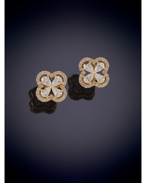 188-BELLOS PENDIENTES DE DISEÑO FLORAR CUAJADOS EN BRILLANTES. Montura en oro amarillo de 18k.