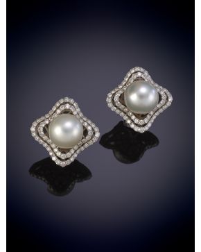 191-ELEGANTES PENDIENTES DE PERLAS AUSTRALIANAS ORLADAS POR BRILLANTES. Montura en oro blanco de 18k.