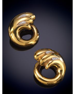 194-MODERNOS PENDIENTES CON FORMA DE OLA CON LÁGRIMAS CUAJADAS DE BRILLANTES. Montura en oro amarillo de 18k.