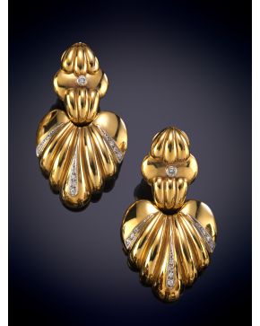 202-MODERNOS PENDIENTES DE CORAZONES GALLONADOS CON BRILLANTES. Montura en oro amarillo de 18k.