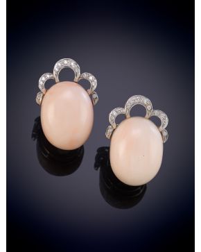 257-PENDIENTES CABUJONES DE CORAL PIEL DE ÁNGEL CON DETALLES DE BRILLANTES sobre una montura de oro blanco de 18k.