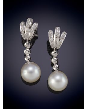 264-ELEGANTES PENDIENTES DE PERLAS AUSTRALIANAS QUE PENDEN DE TRES CHATONES DE BRILLANTES Y UNA BELLA MONTURA CUAJADA DE BRILLANTE