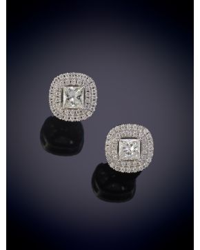 271-ELEGANTES PENDIENTES DE BRILLANTES TALLA FRINCESA DE 0,53 CT APROX, ORLADOS POR DOS FINAS TIRAS DE BRILLANTES. Montura en oro