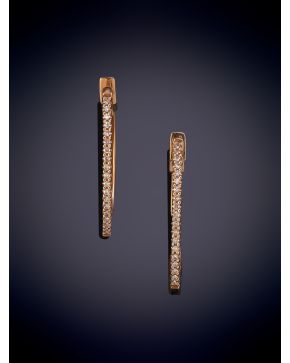 273-ELEGANTES CRIOLLAS DE BRILLANTES. Montura en oro rosa de 18k.